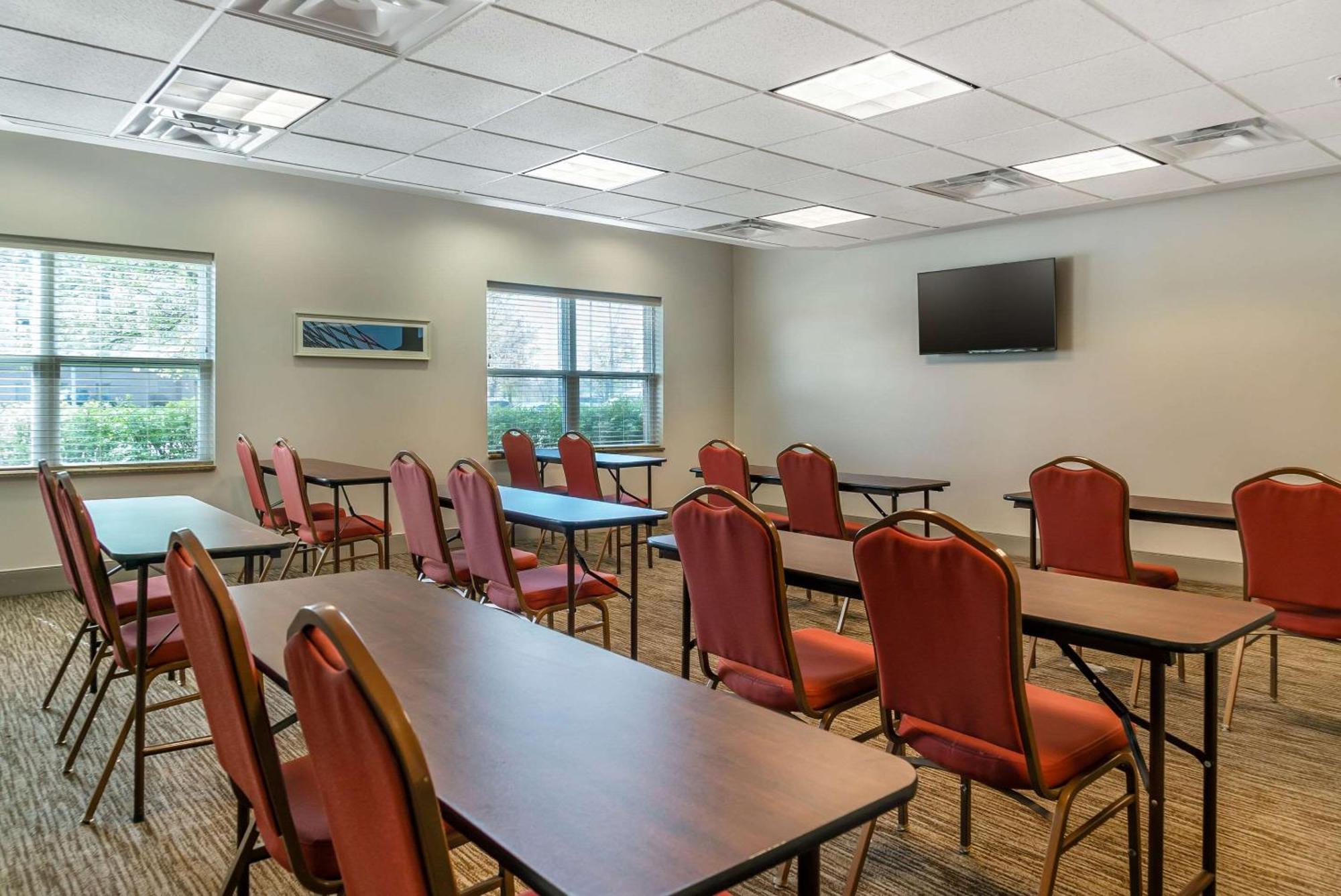 Hotel Country & By Radisson, - Toledo South