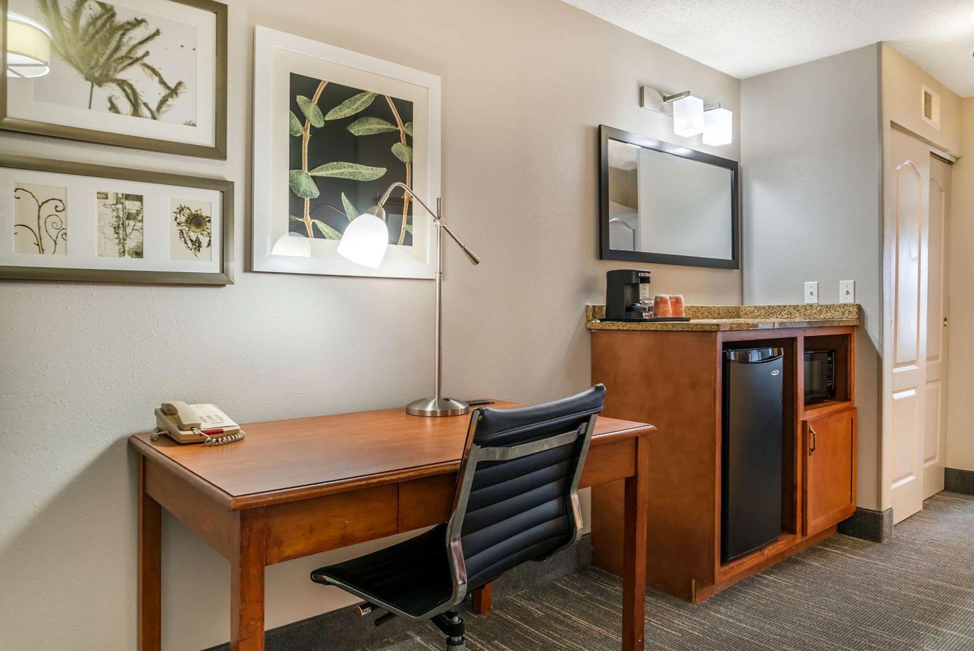 Hotel Country & By Radisson, - Toledo South