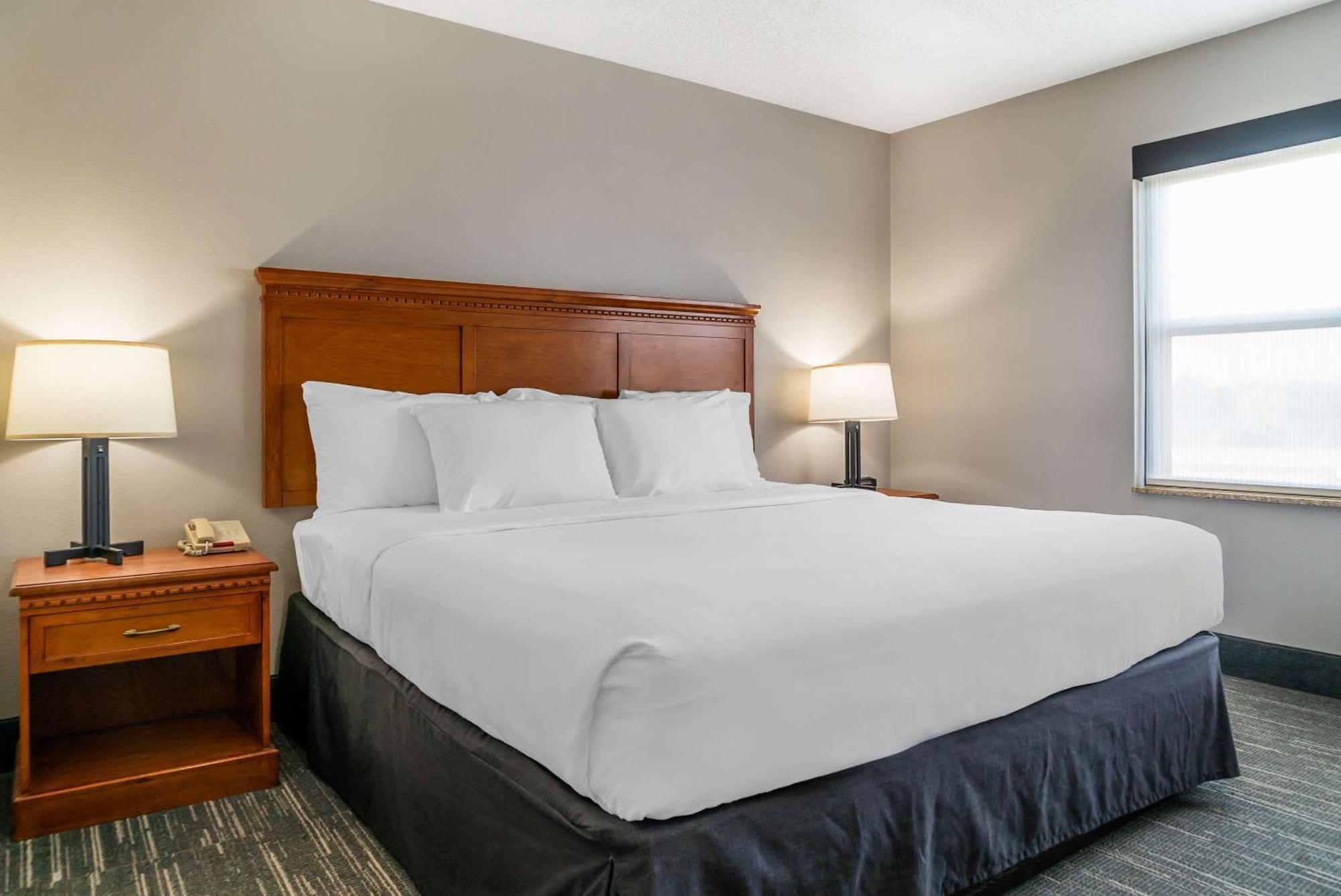 Hotel Country & By Radisson, - Toledo South Rossford