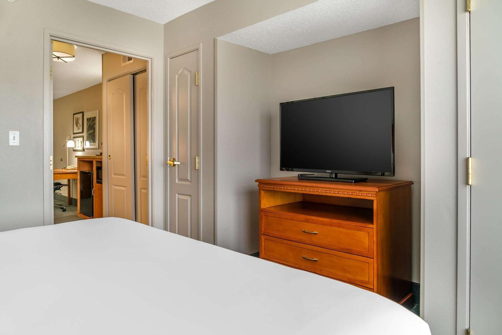 Country & By Radisson, - Toledo South