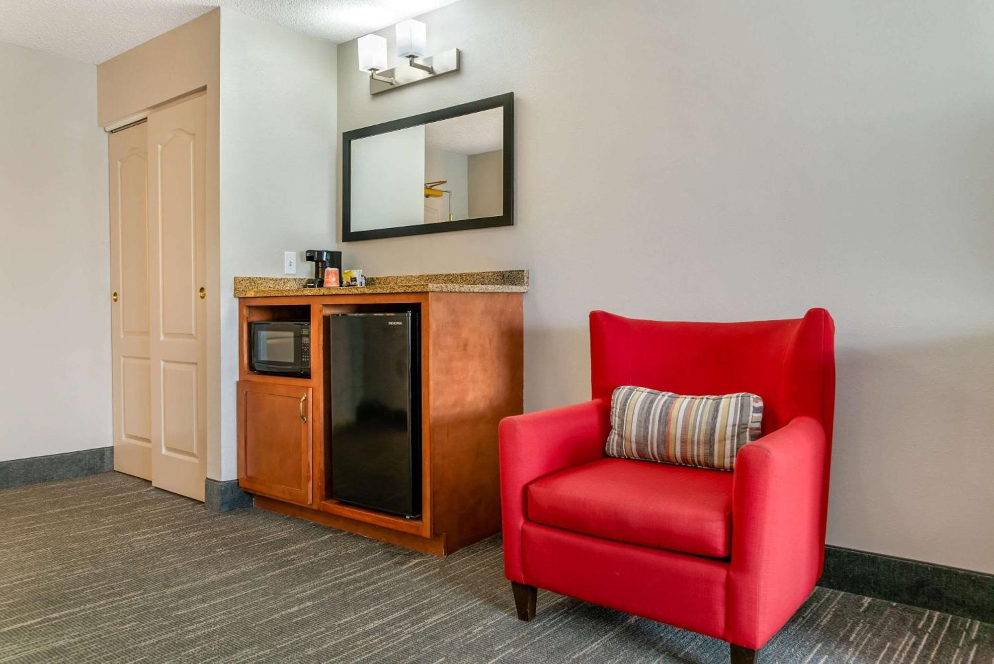 Country & By Radisson, - Toledo South Hotel Rossford