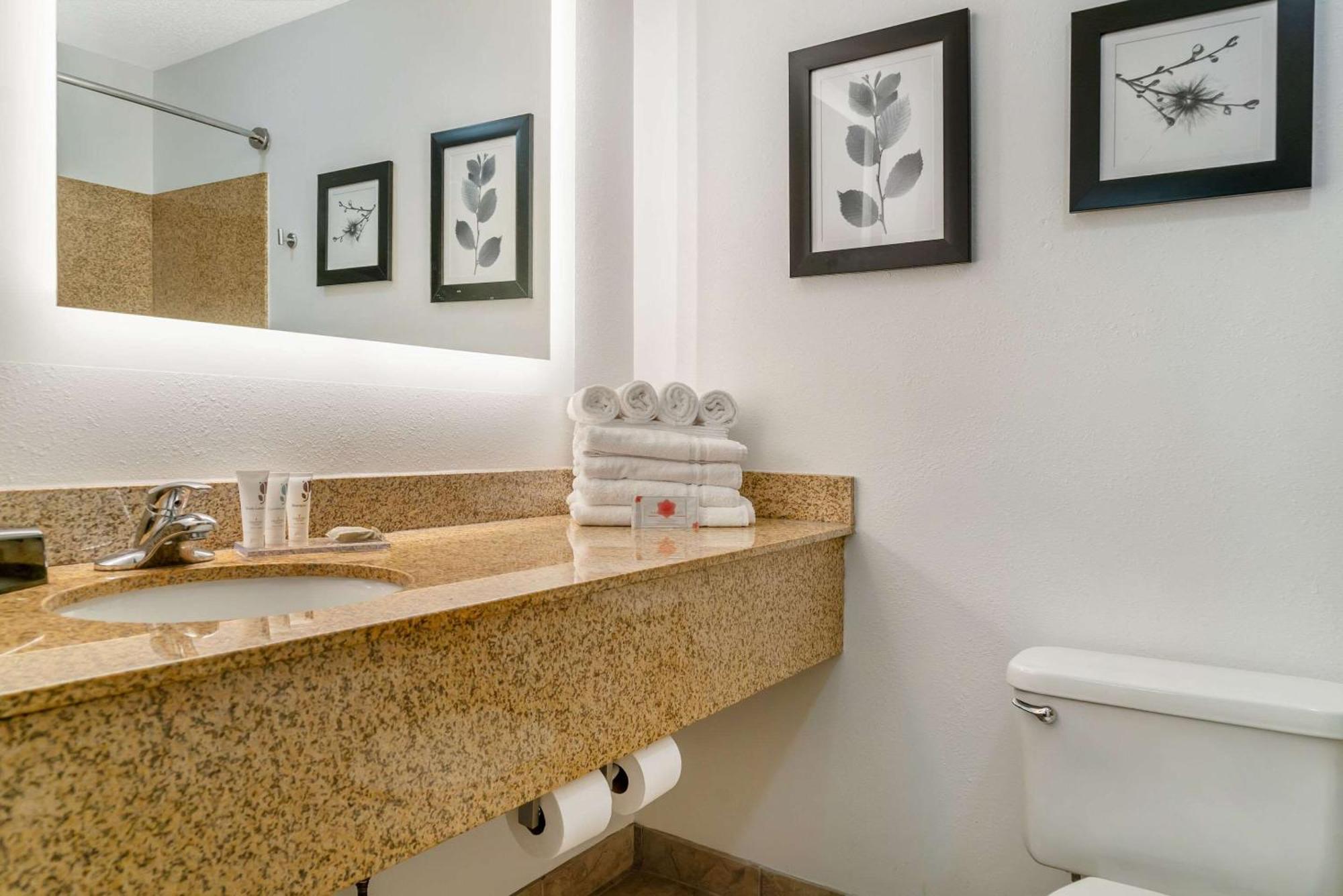 Hotel Country & By Radisson, - Toledo South Rossford