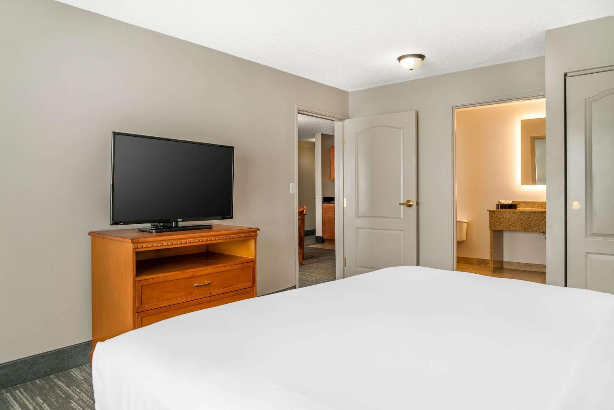 Country & By Radisson, - Toledo South Hotel