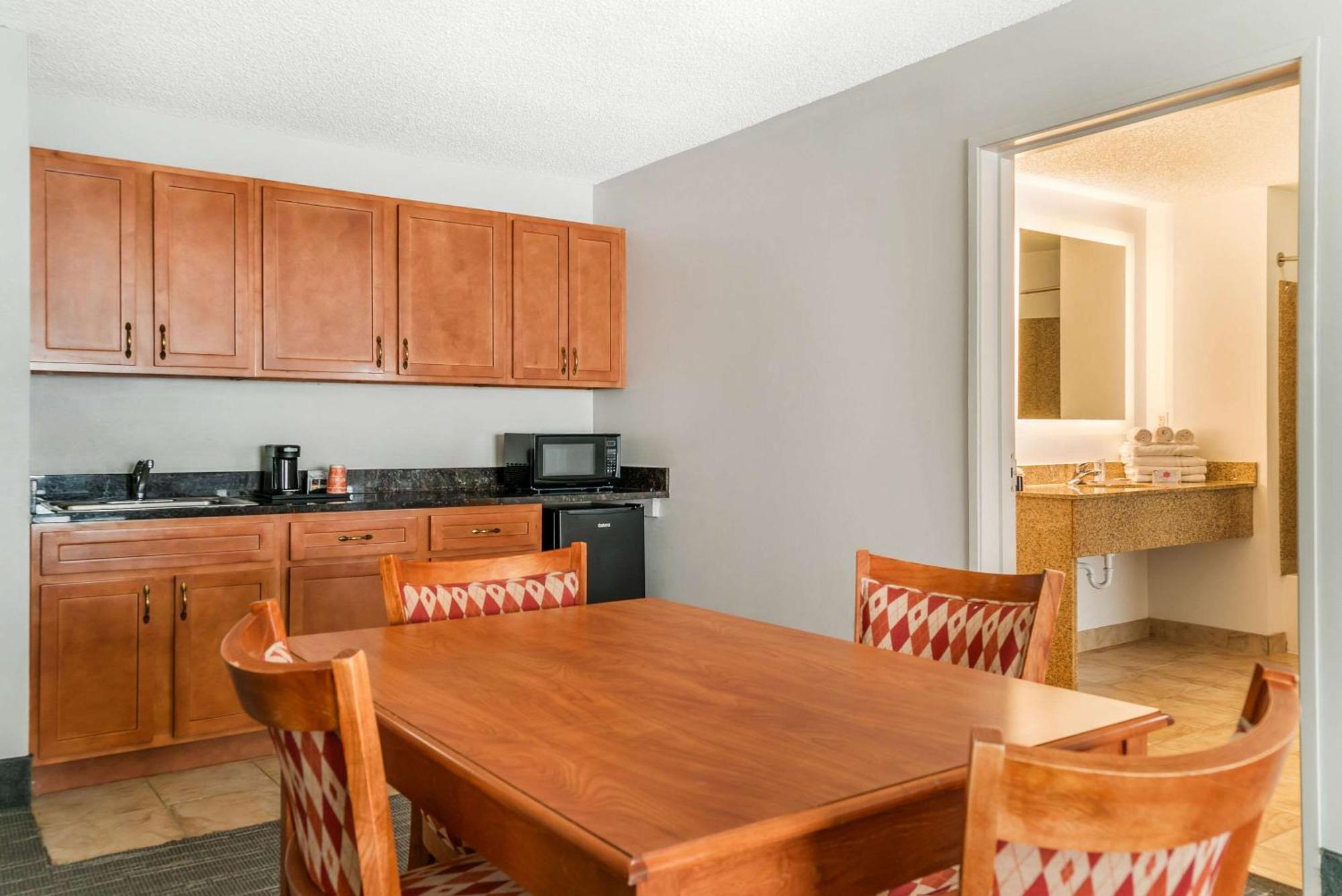 Hotel Country & By Radisson, - Toledo South